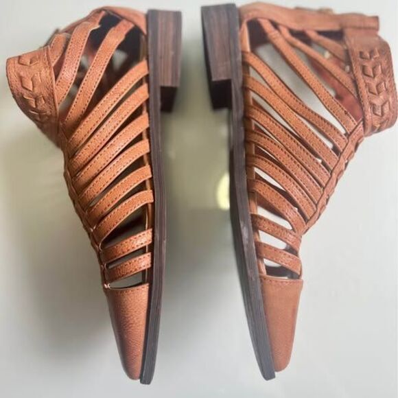 Forever 21 Camel Booties Flat Womens Size 7 - Picture 4 of 9